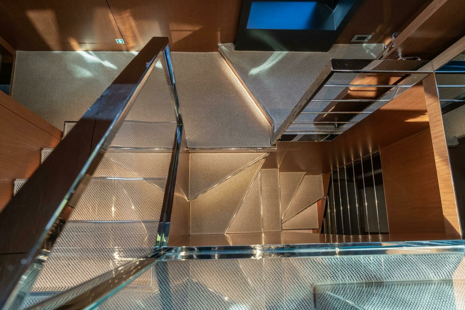 2019 Riva — - Image 11