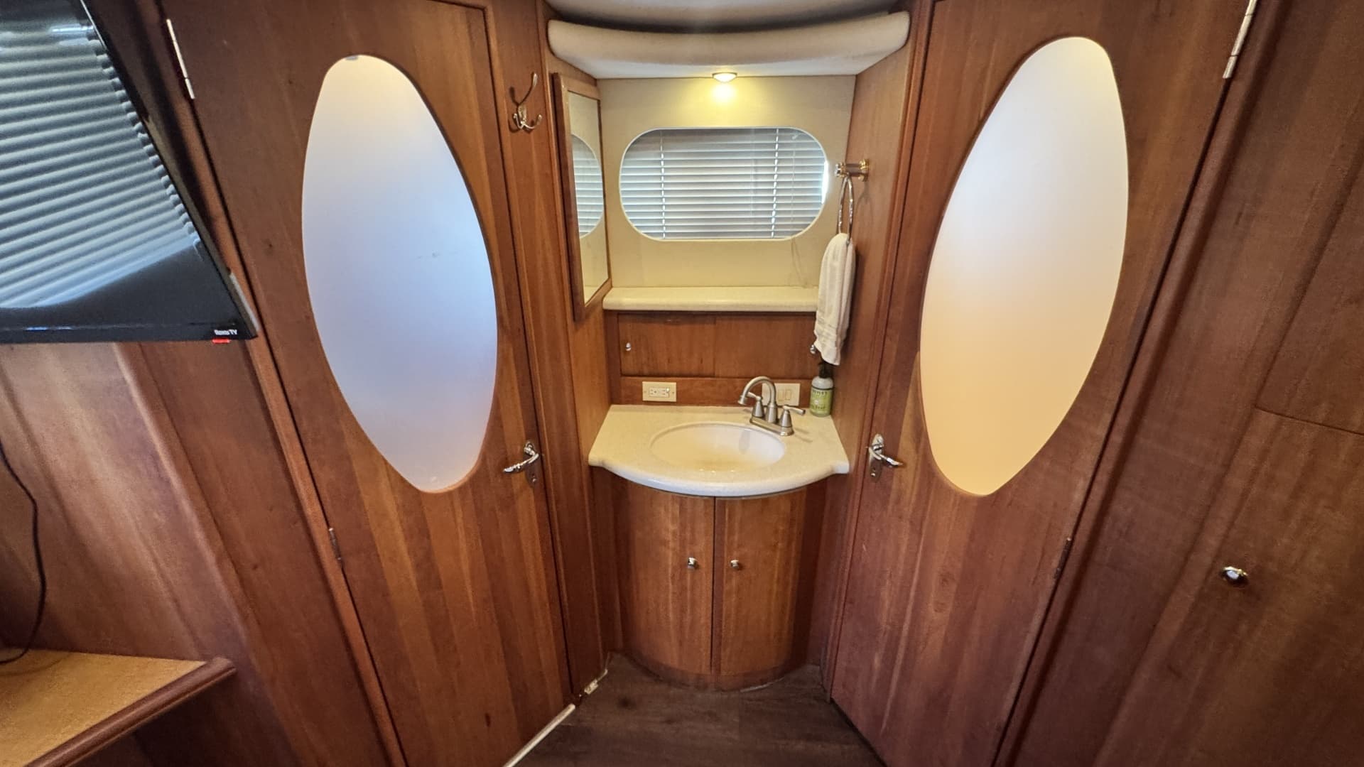 2003 Silverton 43 Motor Yacht - Image 58