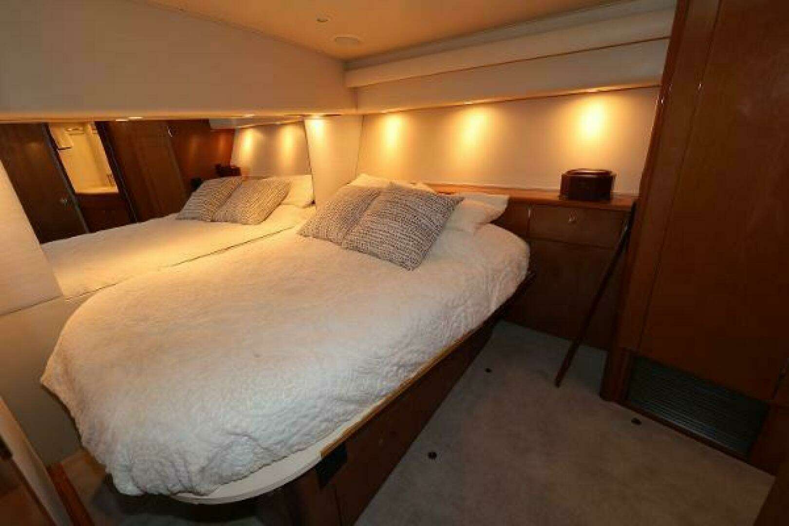 2005 Viking 52 Convertible - Image 26