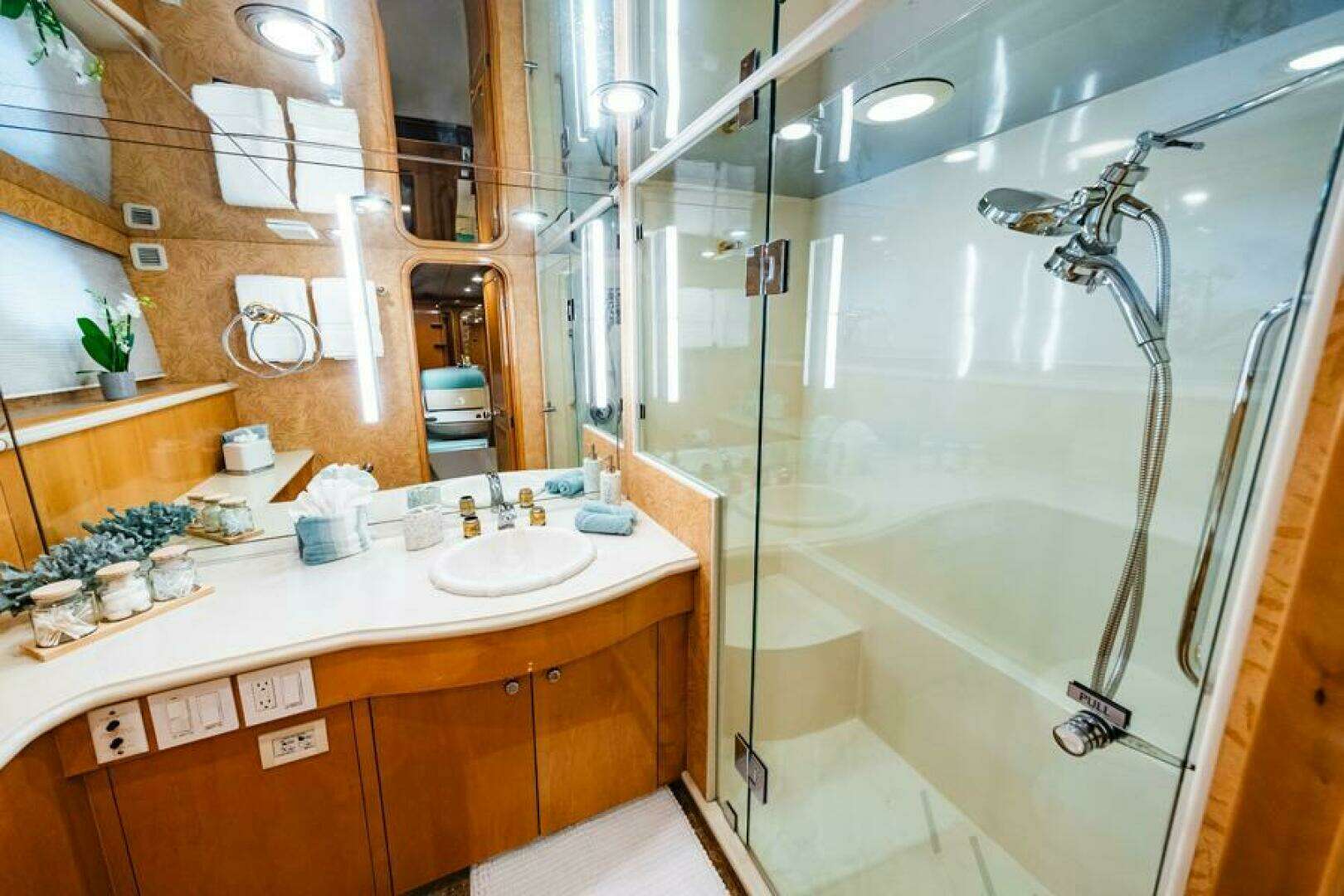 1995 Hatteras Flybridge Motor Yacht - Image 40