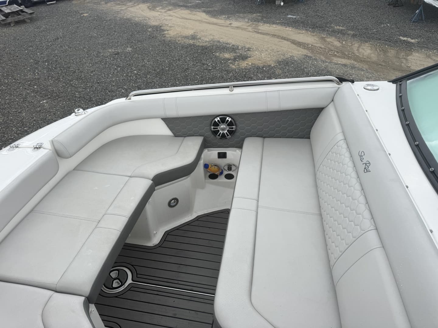 2024 Sea Ray SDX 250 Outboard - Image 17