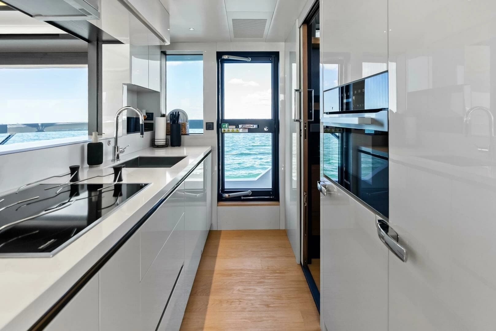 2025 Absolute 75 Navetta - Image 11