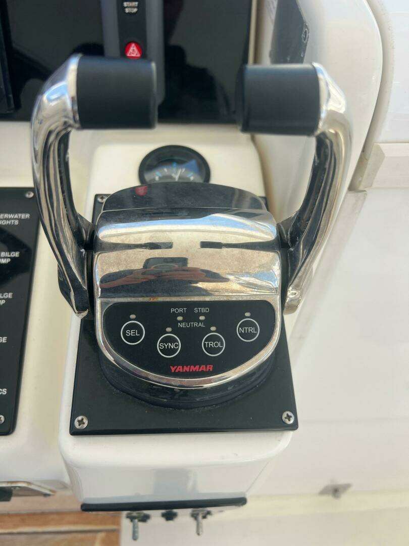 1997 Pursuit 3000 Offshore Express - Image 9