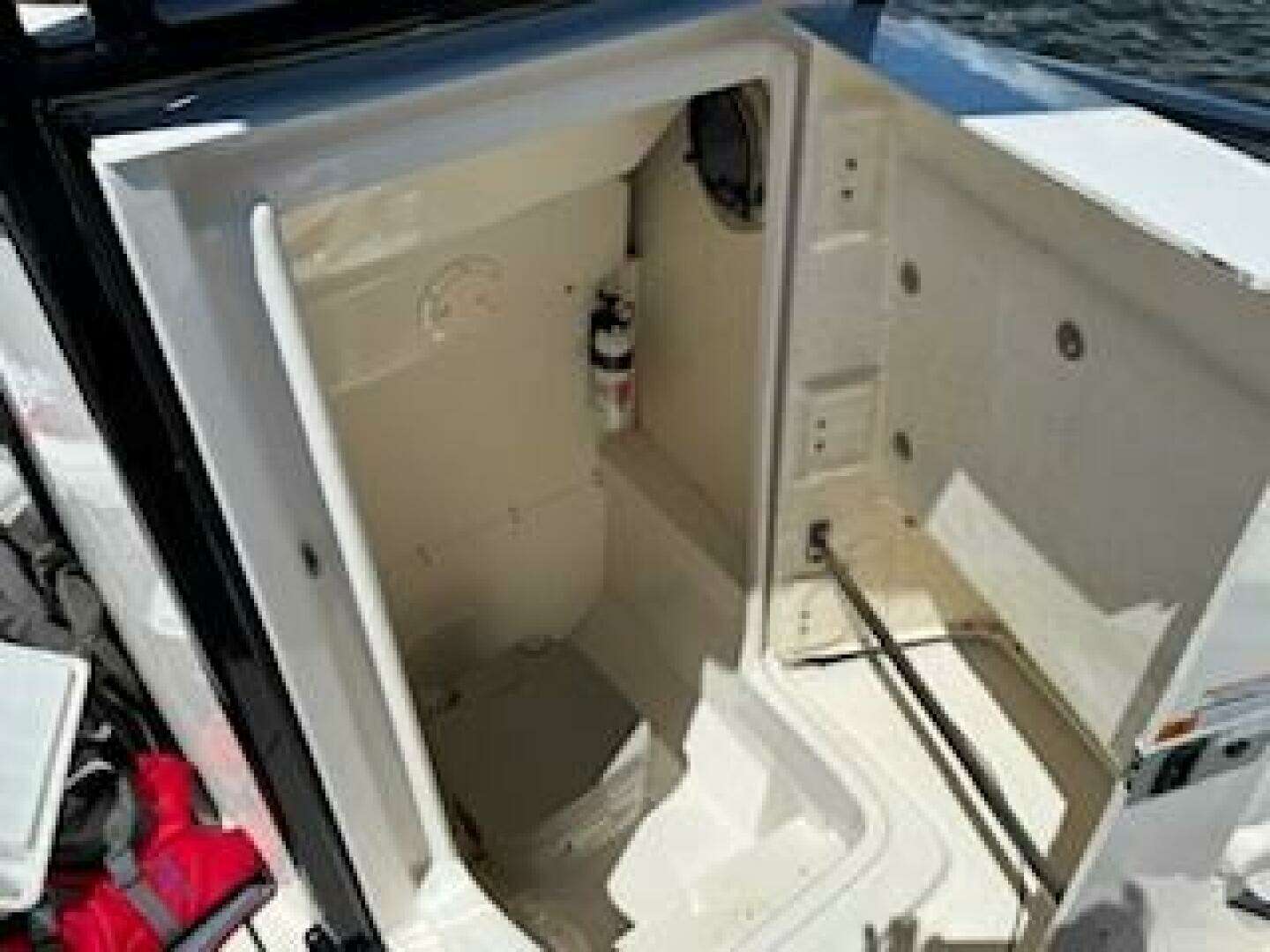 2022 Robalo R242 Center Console - Image 12