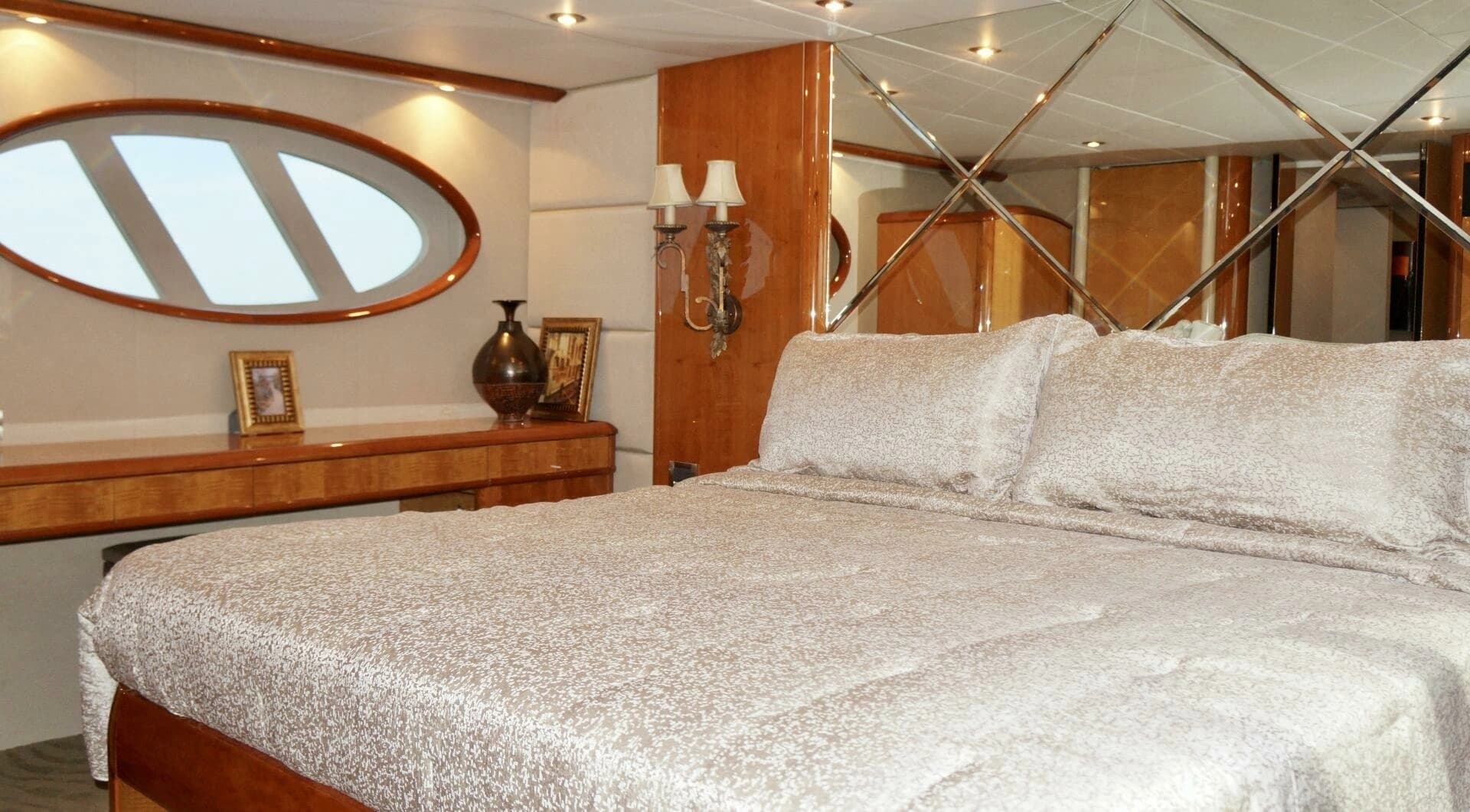 2007 Lazzara Yachts 74 Motor Yacht - Image 38