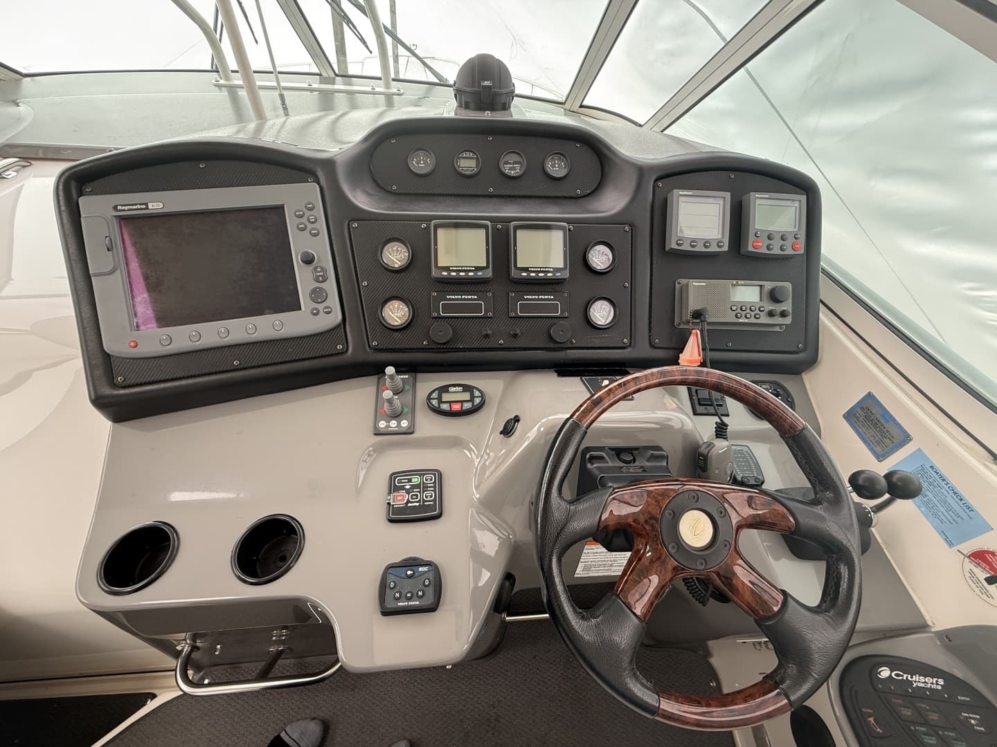 2005 Cruisers Yachts 405 Motor Yacht - Image 3