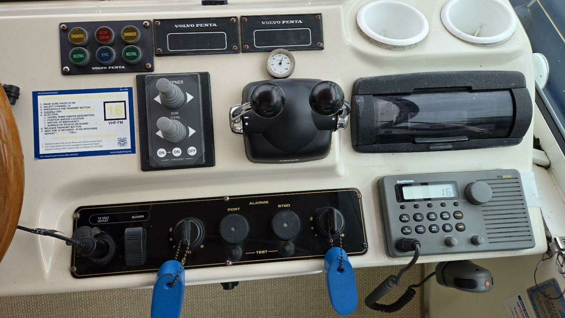 2000 Cruisers Yachts 4450 Express Motor Yacht - Image 25