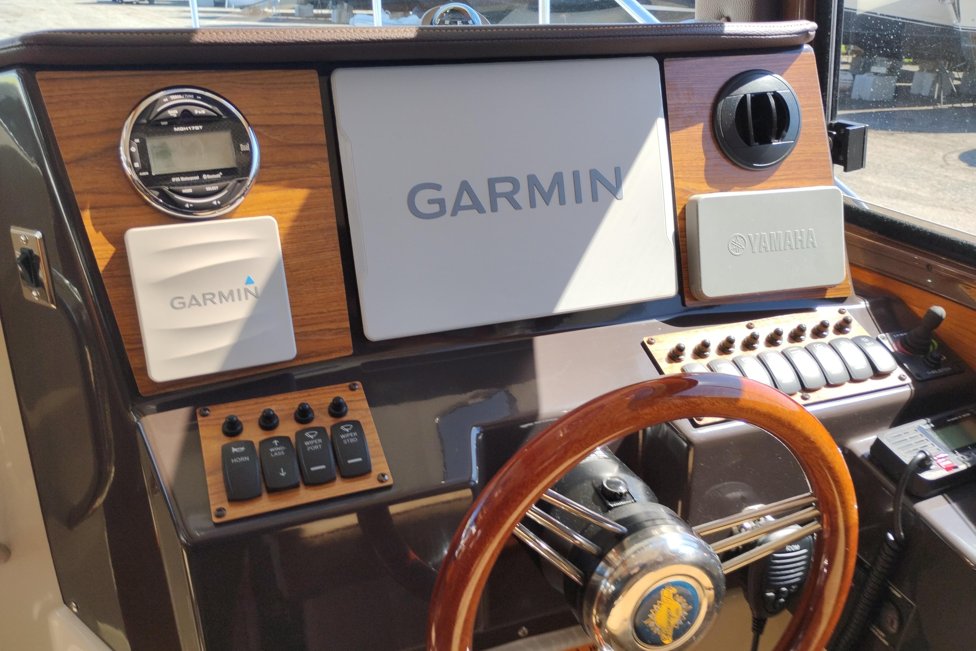 2023 Ranger Tugs R-25 helm with Garmin and Yamaha controls.