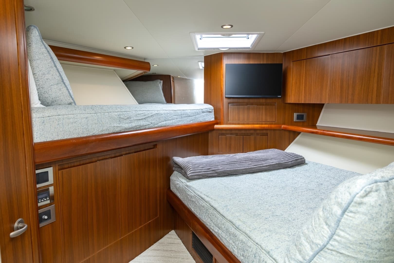 2008 Viking 60 Convertible - Image 11