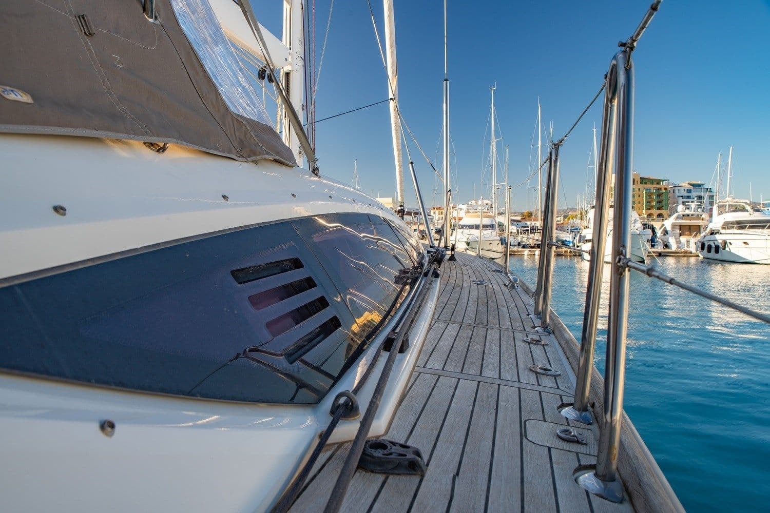 Jeanneau 57 - stbd gangway access to foredeck