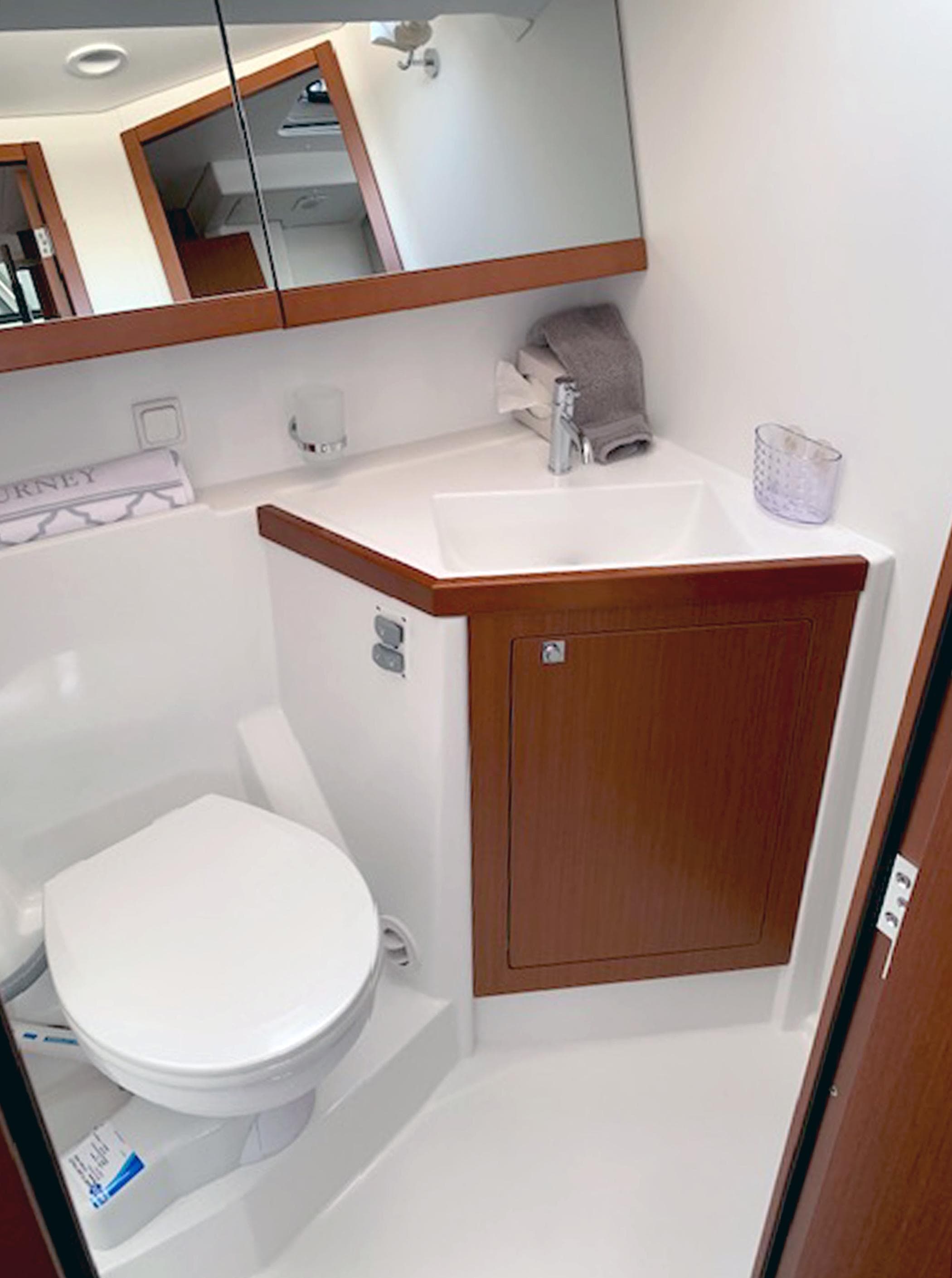 2019 Beneteau Oceanis 48 - Head