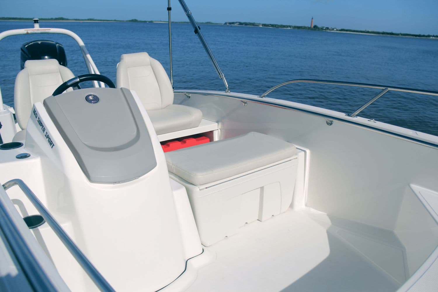 Boston Whaler 160 Super Sport 2026 on calm waters.