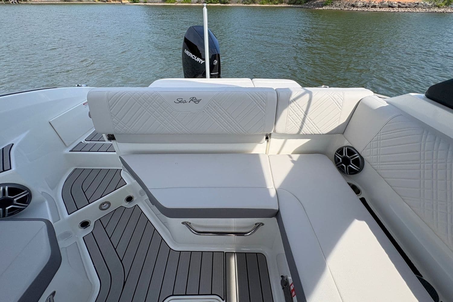 2026 Sea Ray SDX 250 Outboard - 18