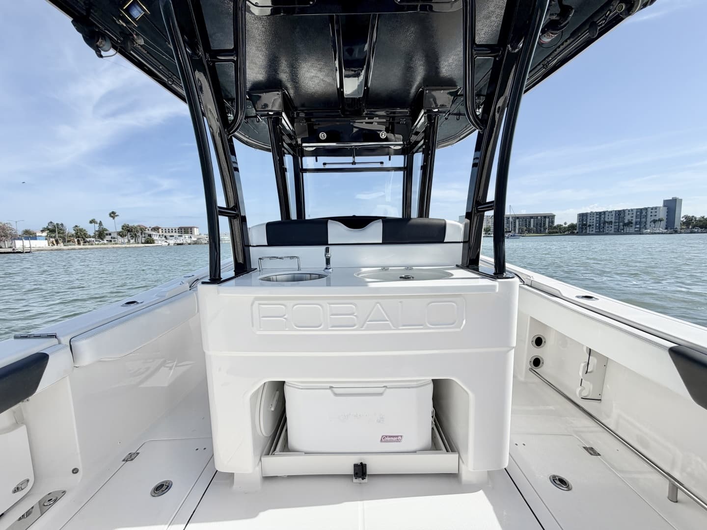2021 Robalo R302 Center Console - Image 10