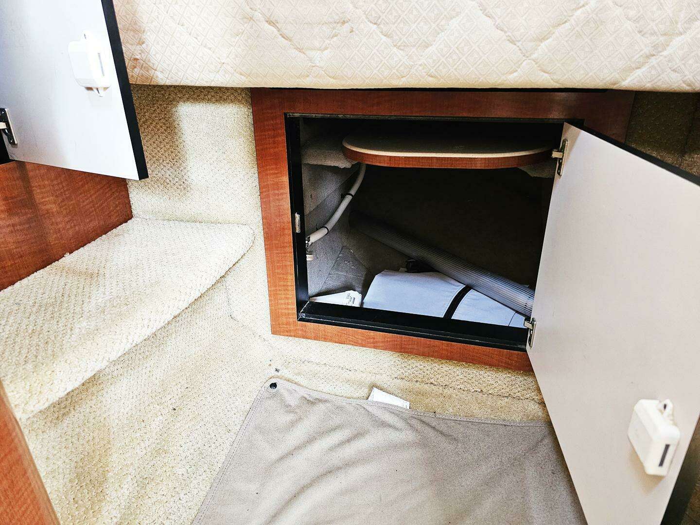 2004 Sea Ray 300 Sundancer - Image 39