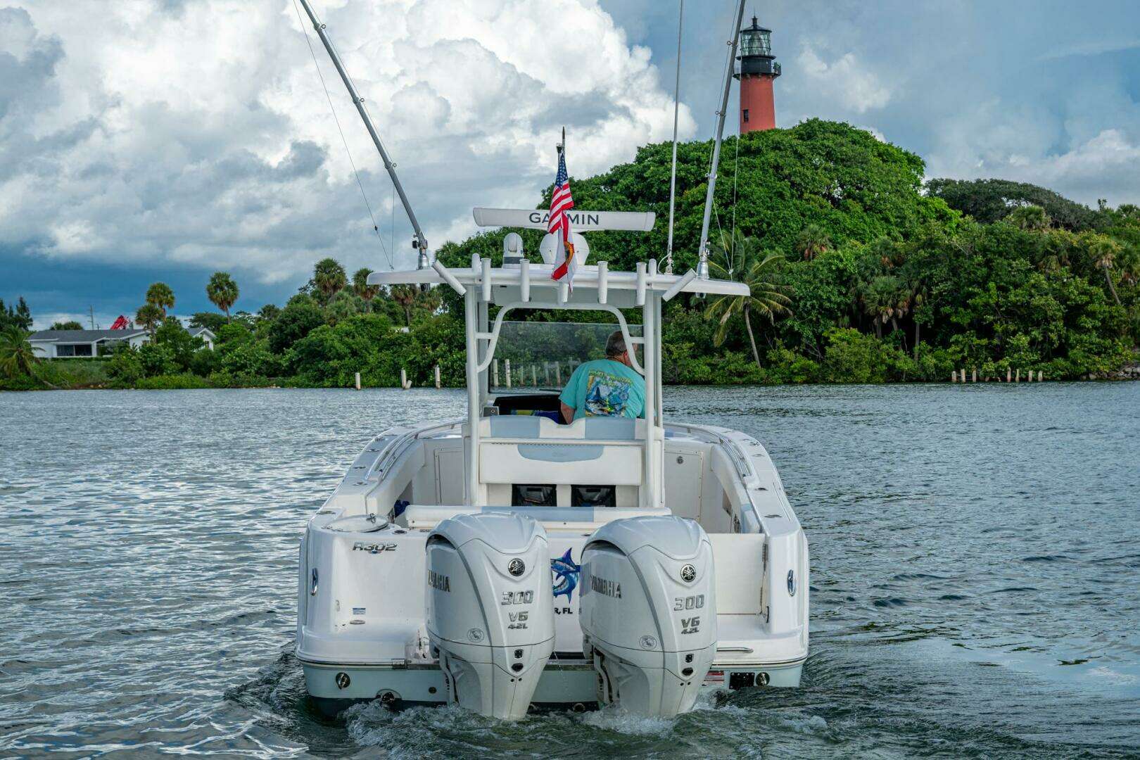 2023 Robalo R302 - Image 20