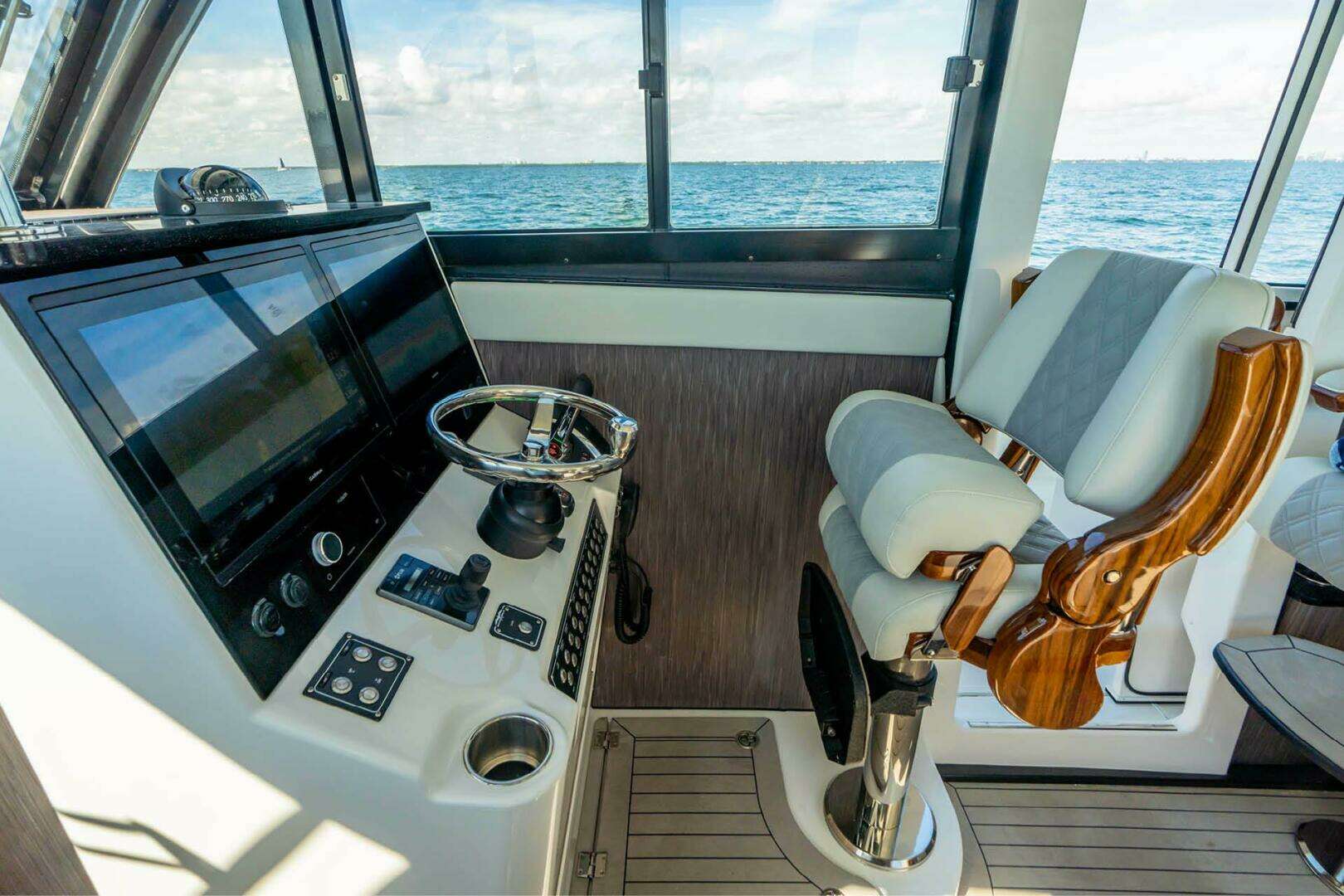 2026 Invincible 46 Pilothouse - Image 8