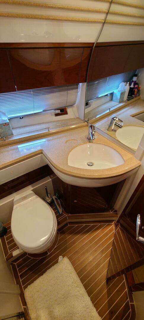 2006 Viking Sport Cruisers 61 Flybridge - Image 15
