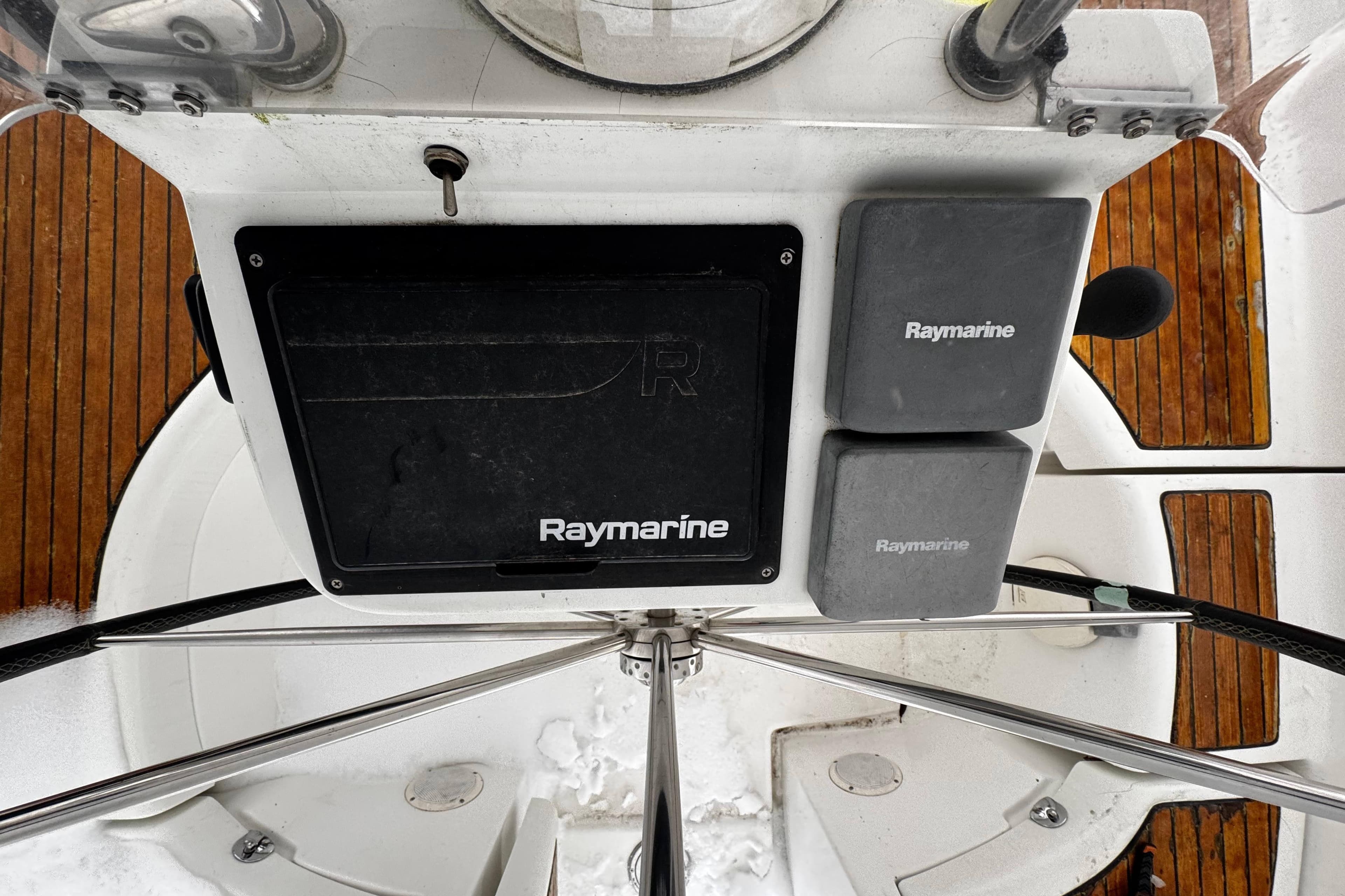 Beneteau 423 helm with Raymarine equipment, 2007 model.