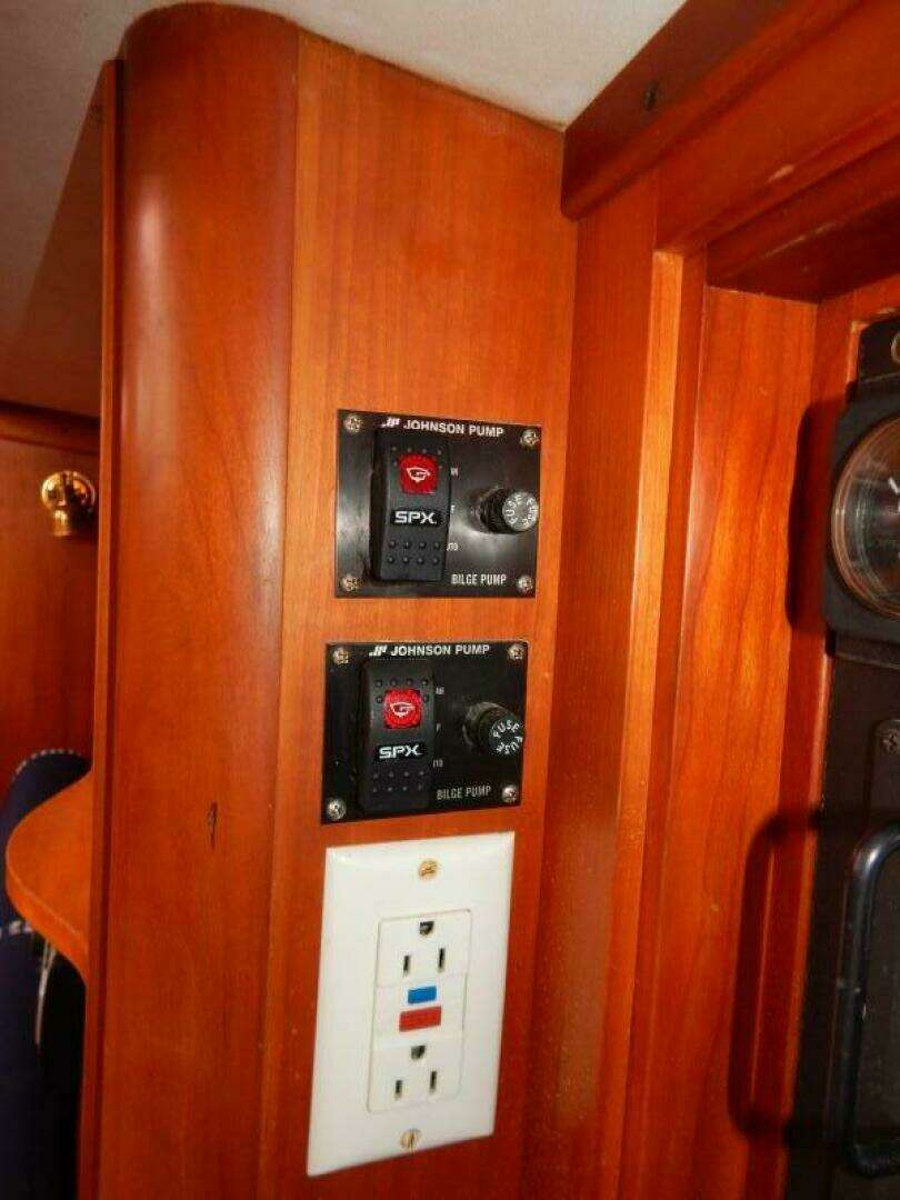 1998 Freedom 40/40 - Image 14