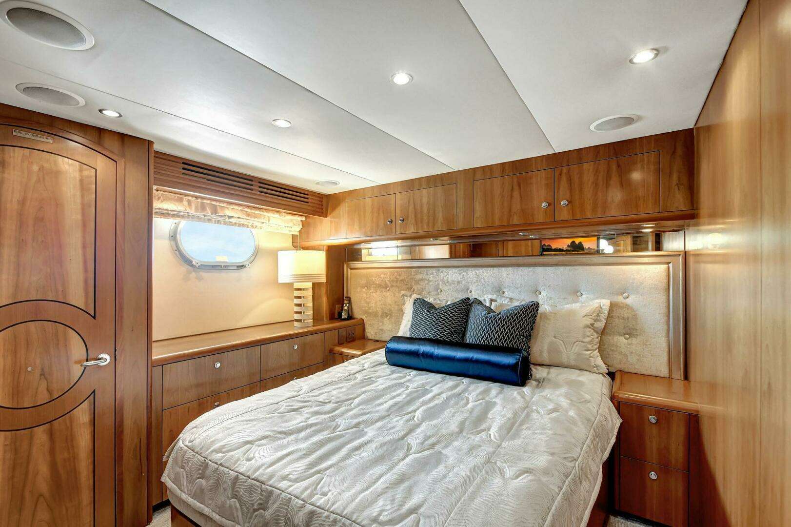 2005 Hatteras — - Image 34