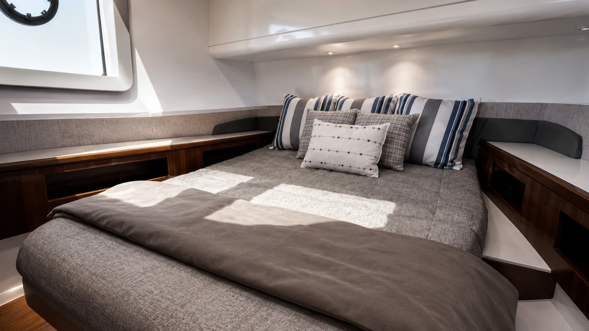 2024 Cruisers Yachts 50 GLS - Image 30