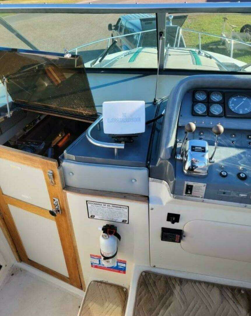 1989 Cruisers Yachts Esprit 3270 - Image 4