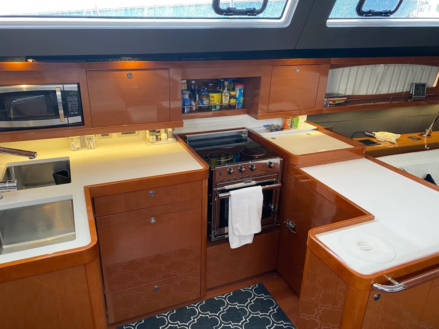 2016 Beneteau Oceanis 60 - Image 12