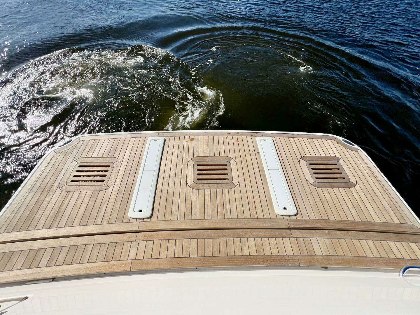 2027 Sabre 43 Salon Express - Image 5