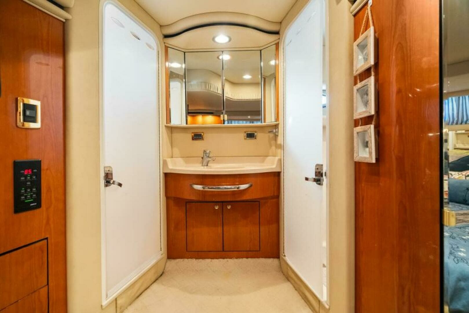 2001 Sea Ray 540 Cockpit Motor Yacht - Image 36