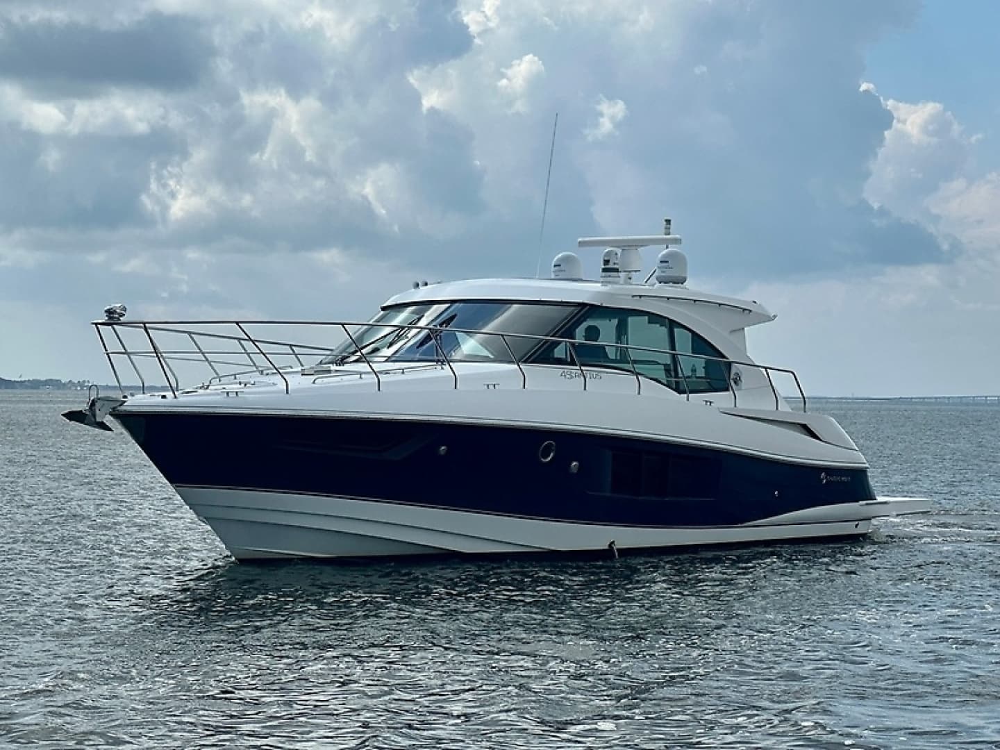 2016 Cruisers Yachts Cantius - Image 12