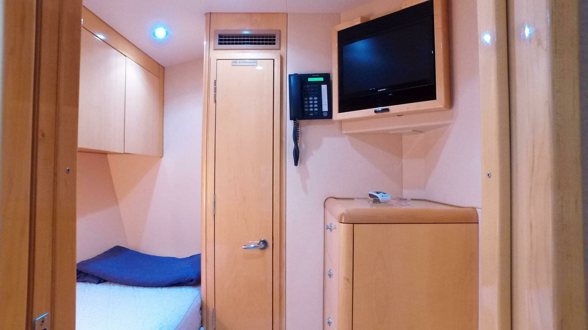 2006 Hatteras 68 Convertible - Image 16