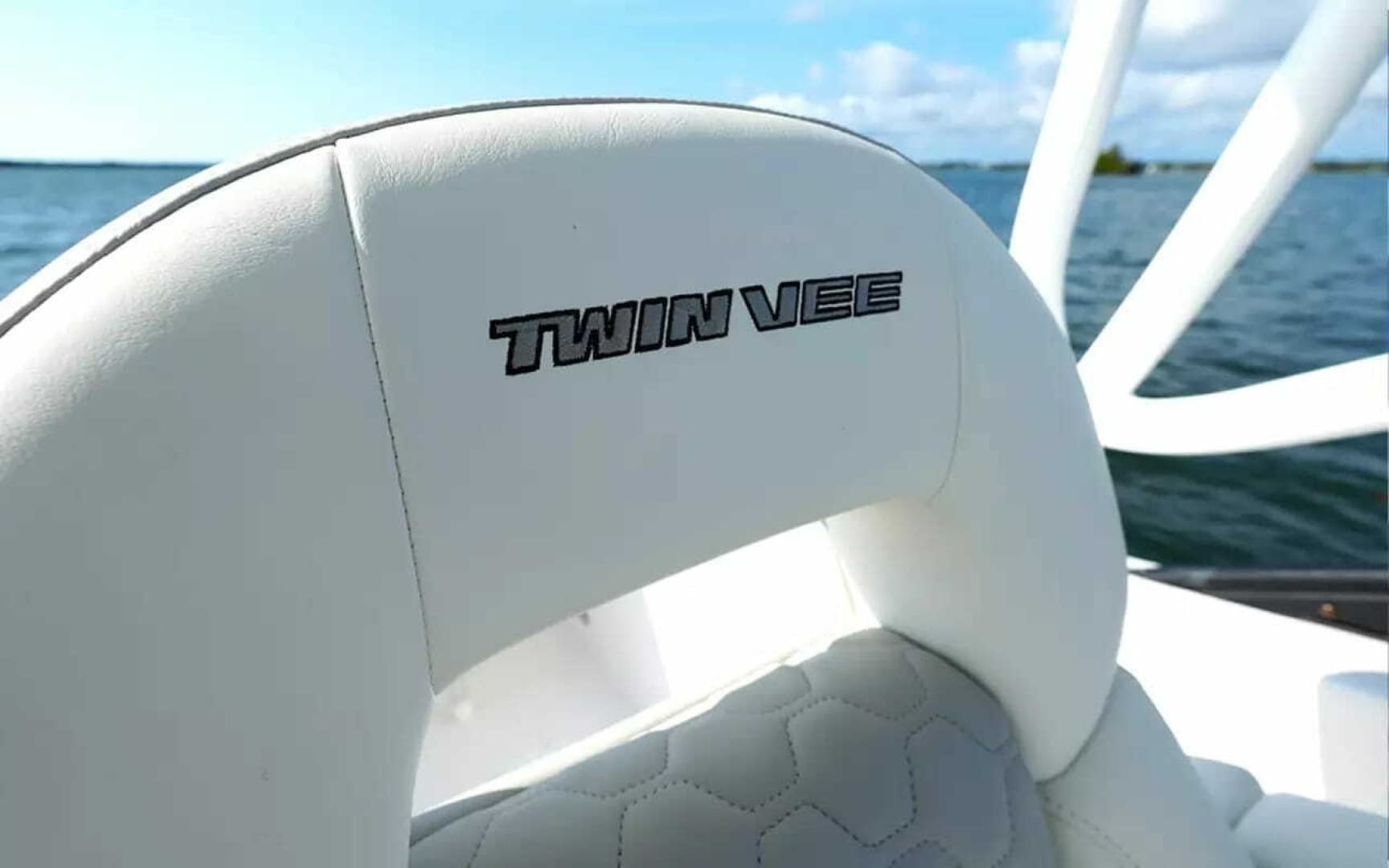 2026 Twin Vee 240 GFX DC - Image 13