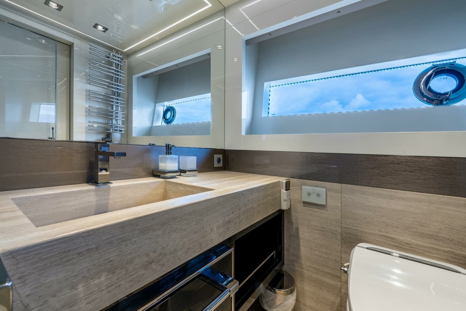 2018 Dominator Yachts Dominator Ilumen - Image 17