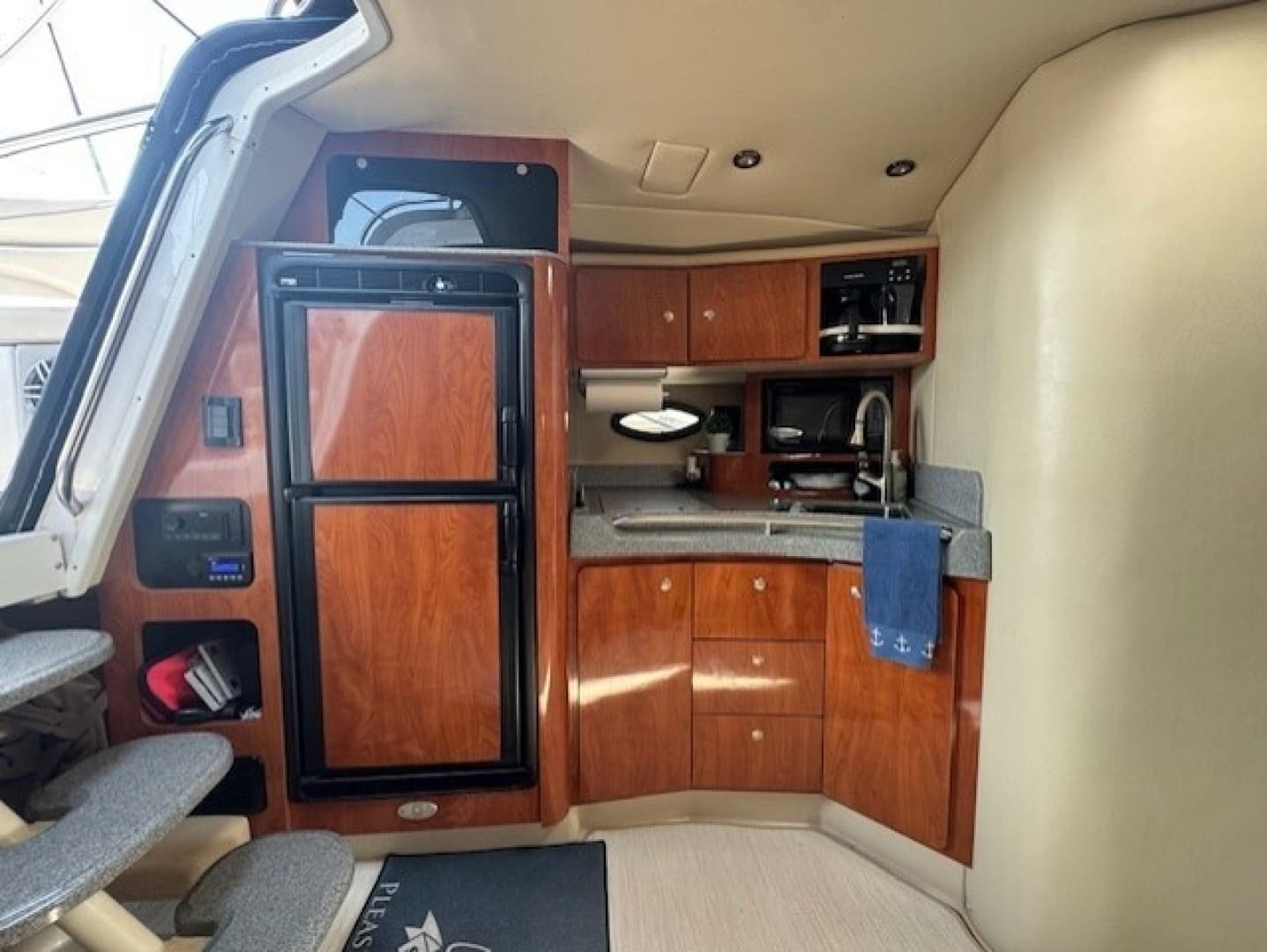 2006 Larson 370 Cabrio - Image 12