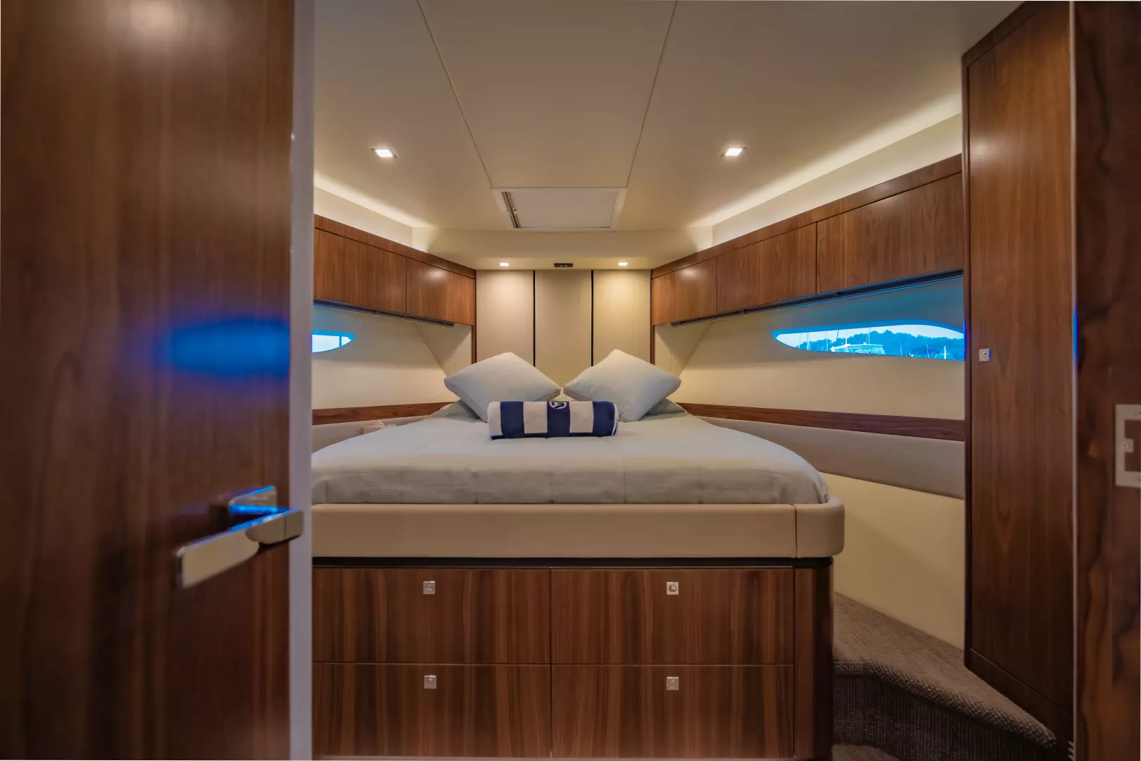 2019 Riviera 68 Sport Motor Yacht - Image 9