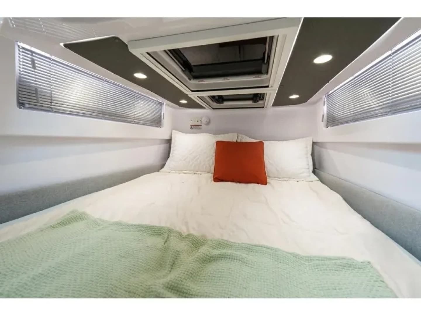 2022 Axopar 37 XC CROSS CABIN - Image 32