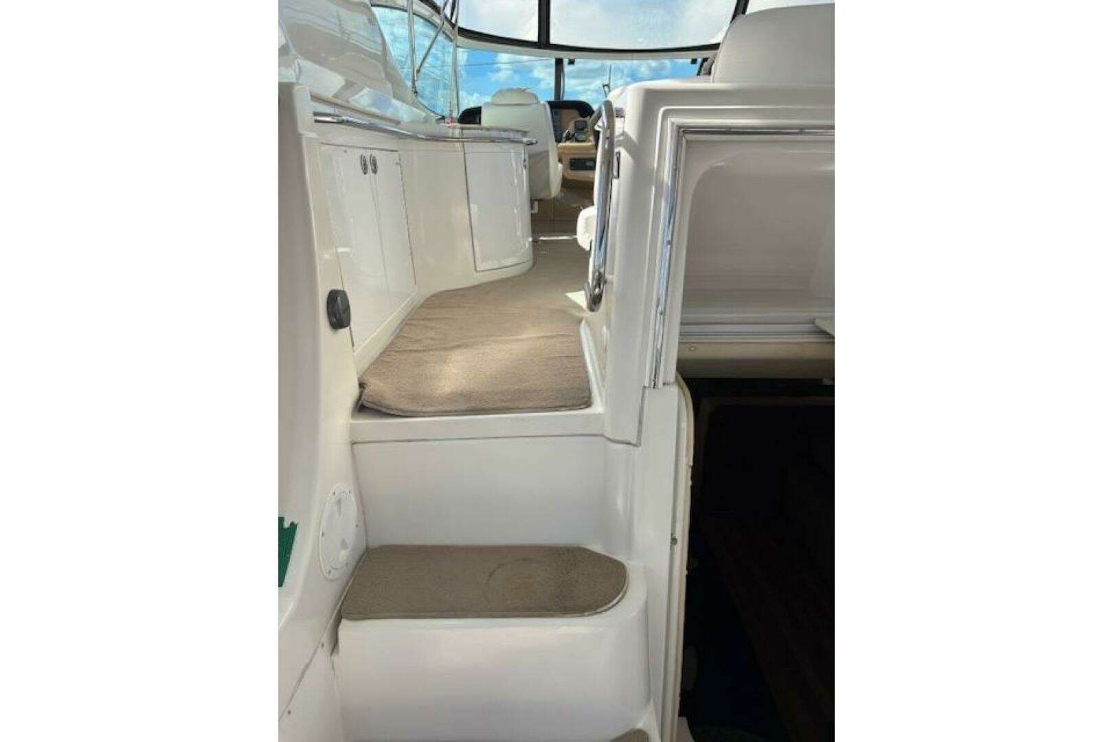 2004 Carver 466 Motor Yacht - Image 13