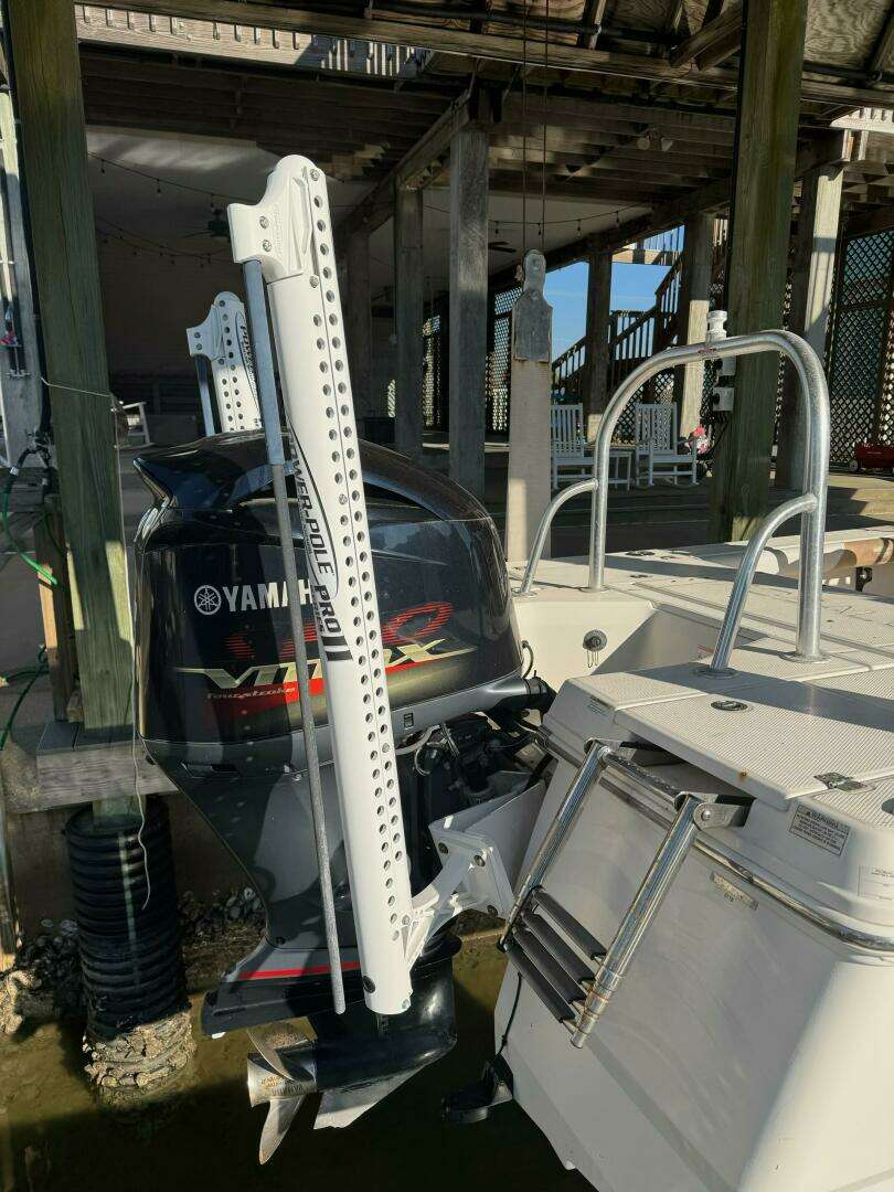 2016 Robalo 226 Cayman - Image 8