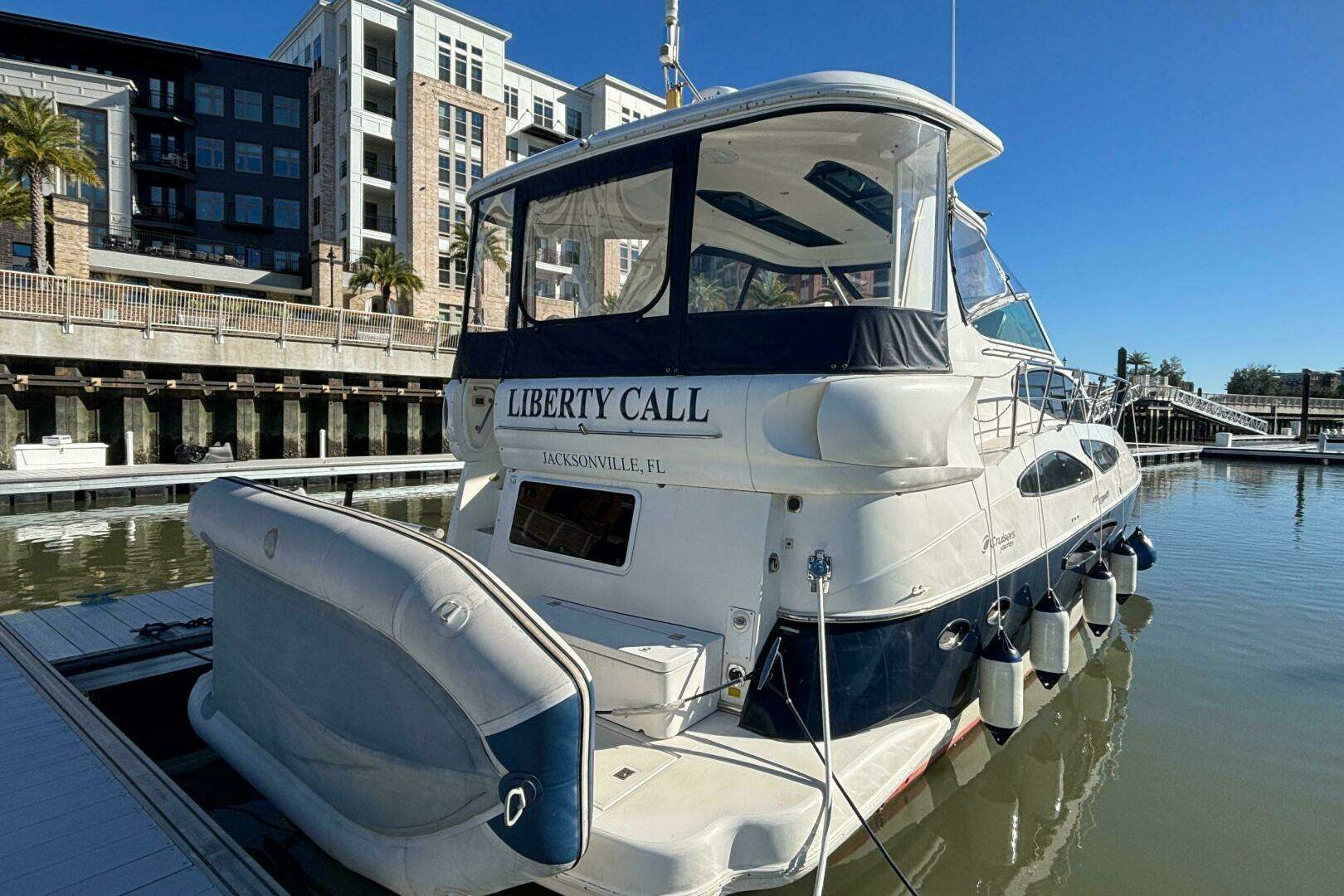 2005 Cruisers Yachts 455 Express Motor Yacht - Image 2