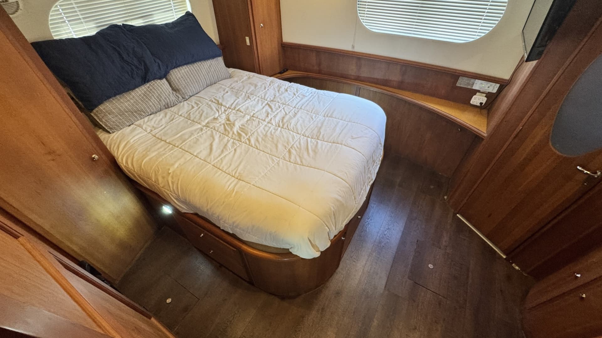 2003 Silverton 43 Motor Yacht - Image 52