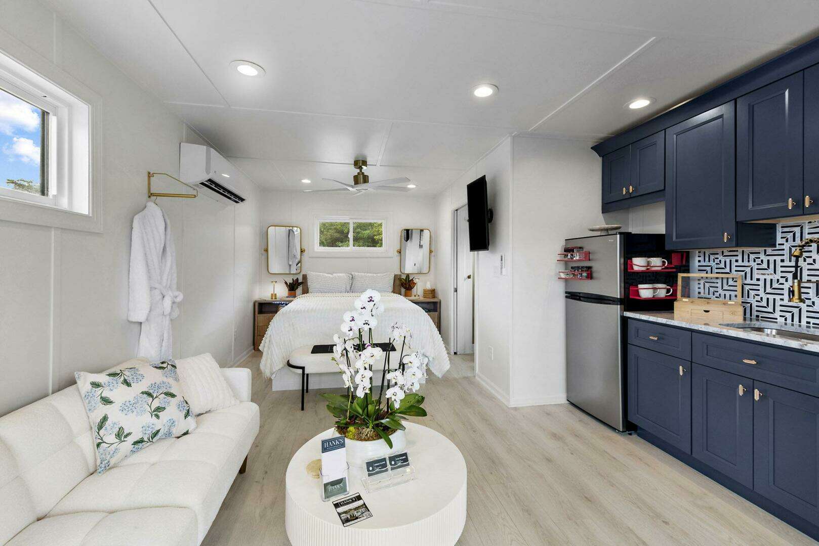 2026 Custom Hanks 26 Houseboat - Image 2