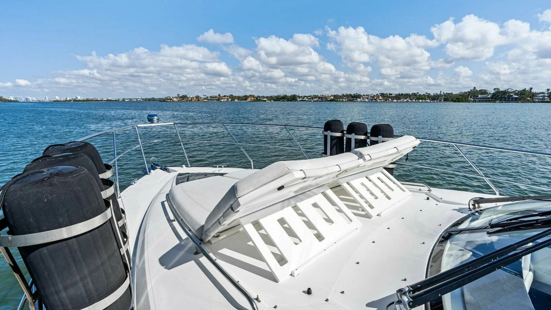 2019 Cruisers Yachts 45 Cantius - Image 12