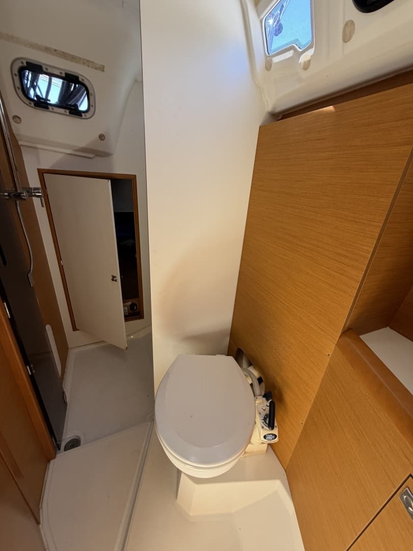 2015 Jeanneau 349 - Image 30