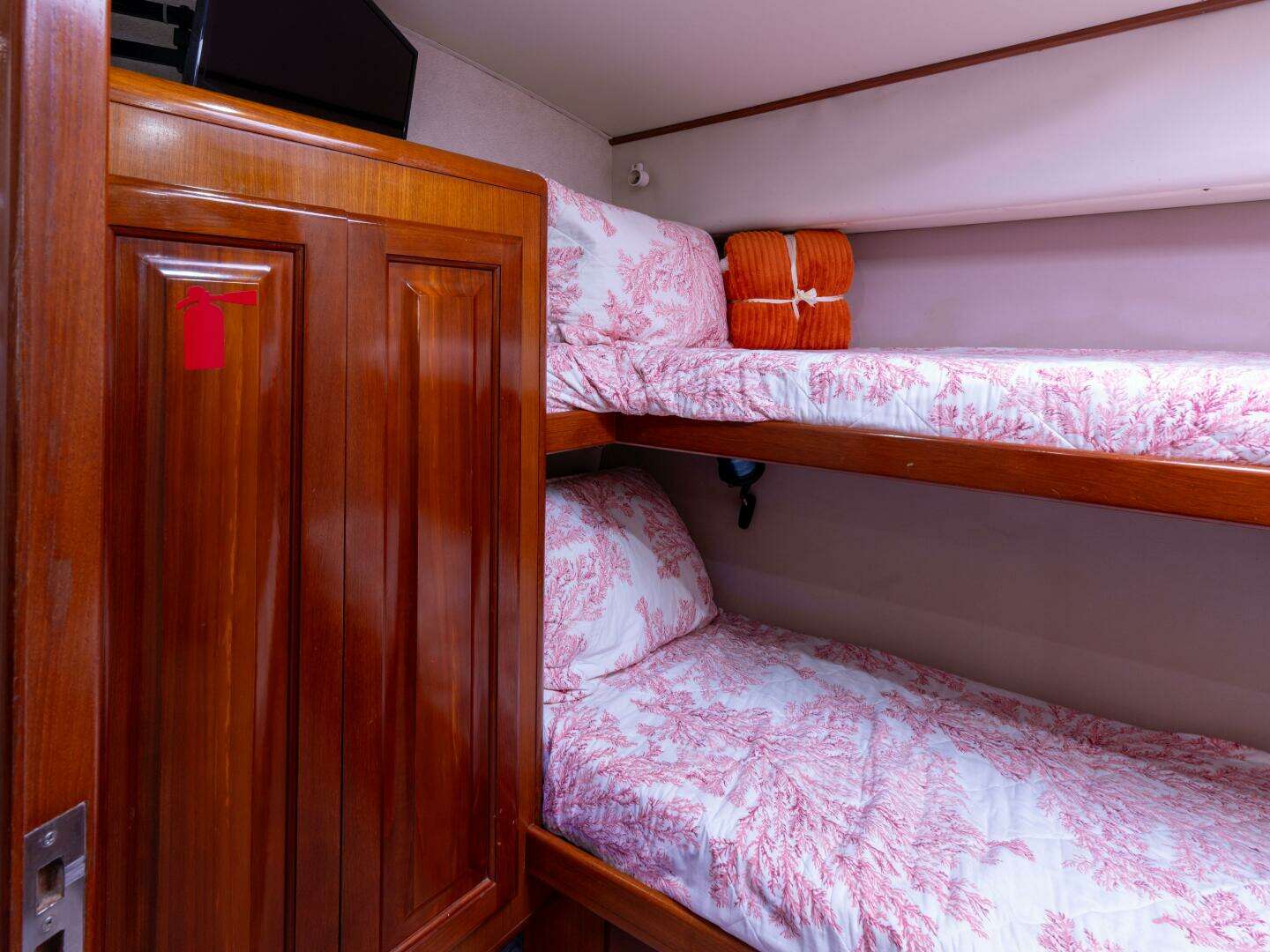 1998 Viking 58 Convertible - Image 33