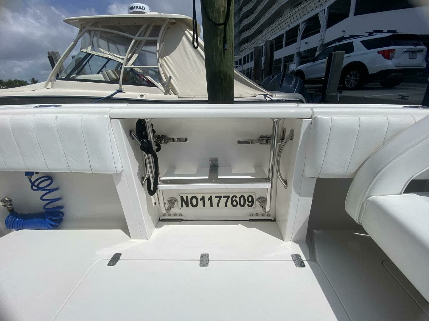 2006 Intrepid 370 - Image 28