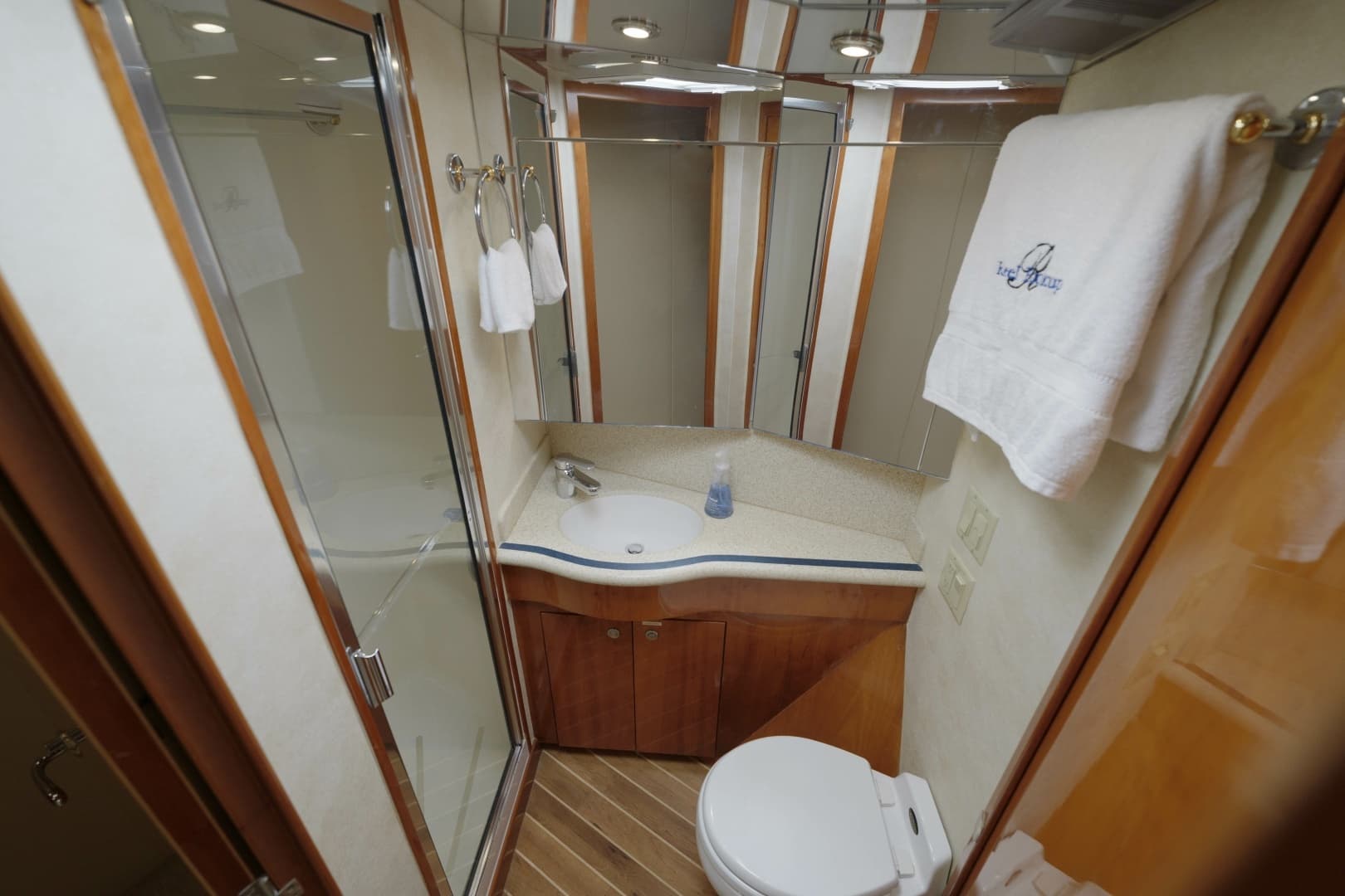 2002 Hatteras 60 Convertible - Image 17