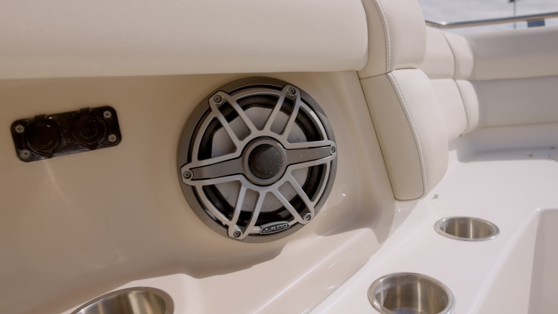 2019 Boston Whaler 350 Realm - Image 14