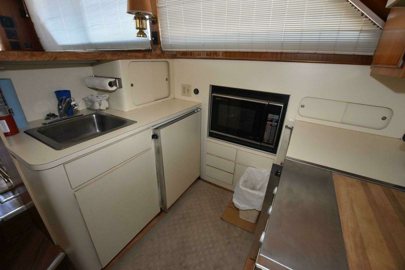 1988 Hatteras 48 Convertible - Image 7
