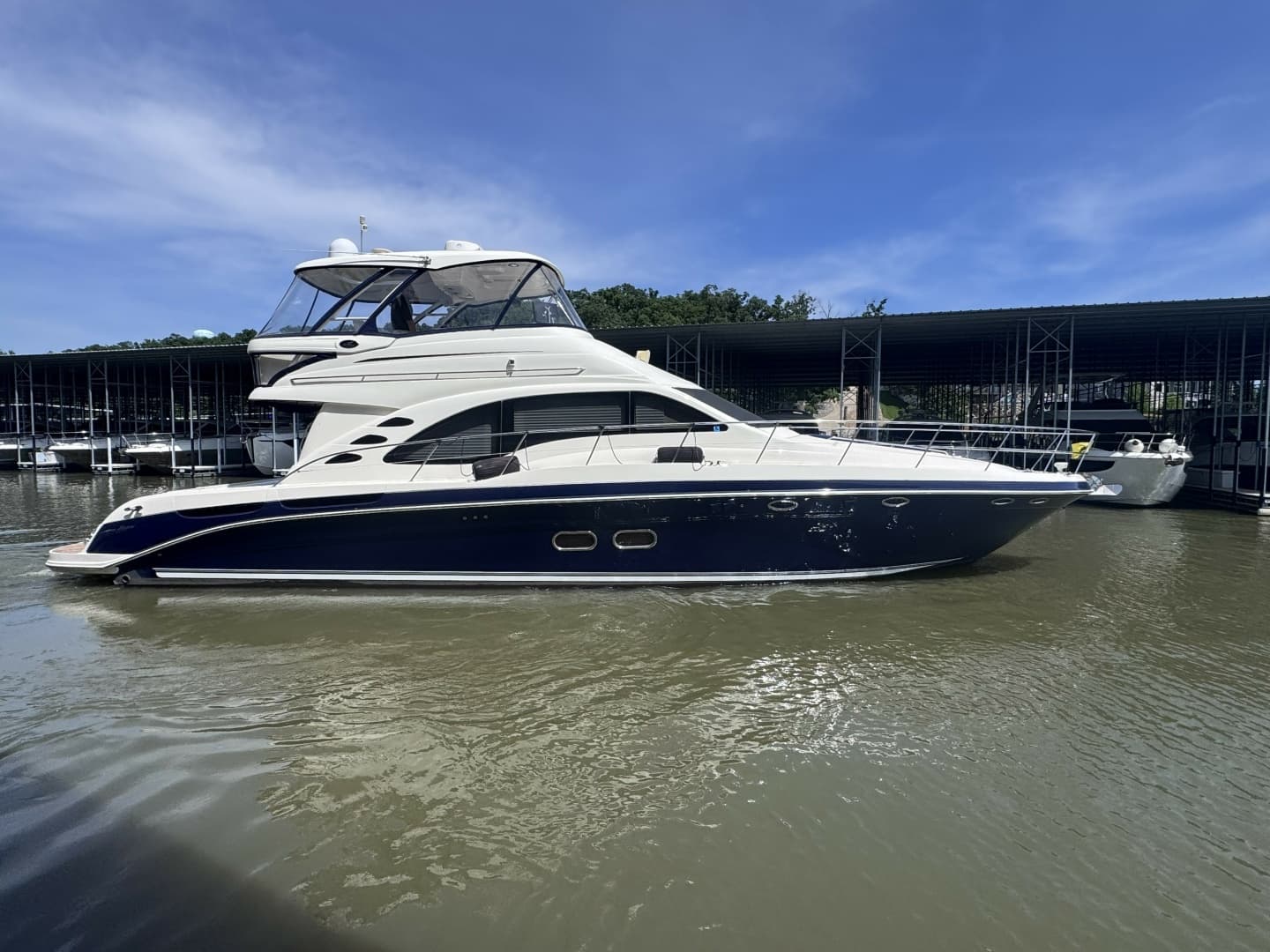 2005 Sea Ray 550 SEDAN BRIDGE - Image 2